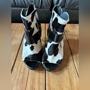 Donald Pliner pony hair open toe ankle bootie in cow print size 6M